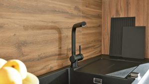 Einbauküche Interliving aus Holz in Schwarz Interliving Küche Serie 3055 mit AEG Einbaugeräten Mattschwarz & Vulkaneiche  - dreizeilig