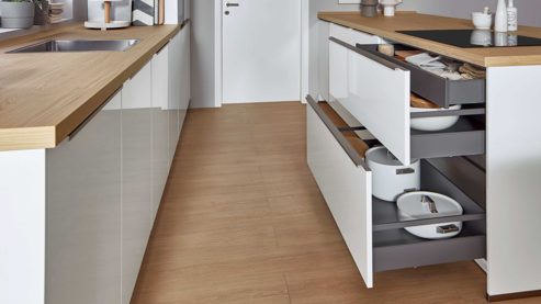 Einbauküche Nobilia® aus Holz in Weiß nobilia® Einbauküche Novalux mit gorenje Elektrogeräten Weiß & Eiche Como - zweizeilig