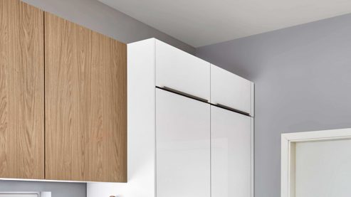 Einbauküche Nobilia® aus Holz in Weiß nobilia® Einbauküche Novalux mit gorenje Elektrogeräten Weiß & Eiche Como - zweizeilig