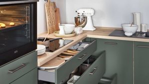 Einbauküche Nobilia® aus Holz in Dunkelgrün nobilia® Einbauküche Easytouch mit Ansetztisch und Geräten Mineralgrün & Eiche San Remo – Stellfläche ca. 310 x 290 cm