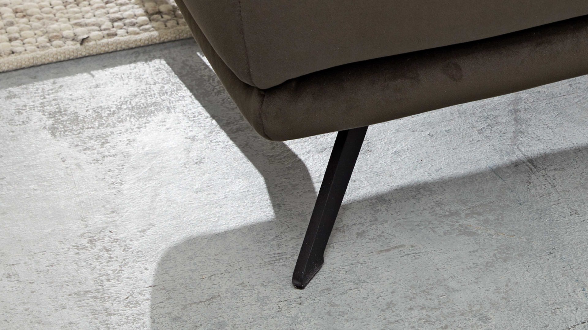 Polsterhocker Interliving aus Stoff in Dunkelgrün Interliving Sofa Serie 4303 – XXL-Hocker olivfarbene Wirkware Salsa - ca. 126 x 76 cm