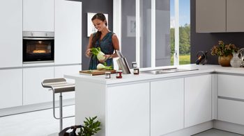 Einbauküche WERT KÜCHE® aus Holz in Hellbraun WERT KÜCHE® Nova mit Constructa und privileg Elektrogeräten Kristallgrau & Trüffelbraun - zweizeilig