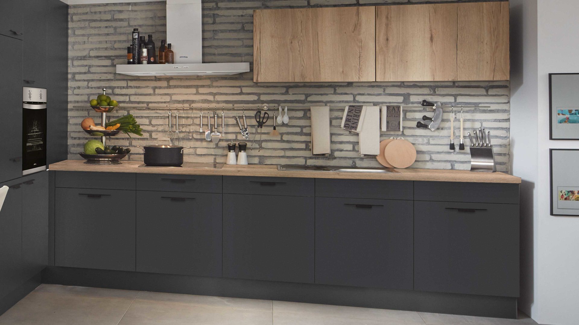 Einbauküche WERT KÜCHE® aus Holz in Schwarz WERT KÜCHE® Nova mit Constructa und privileg  Elektrogeräten Lavaschwarz & Alteiche Provence - Stellfläche ca. 225 x 363 cm