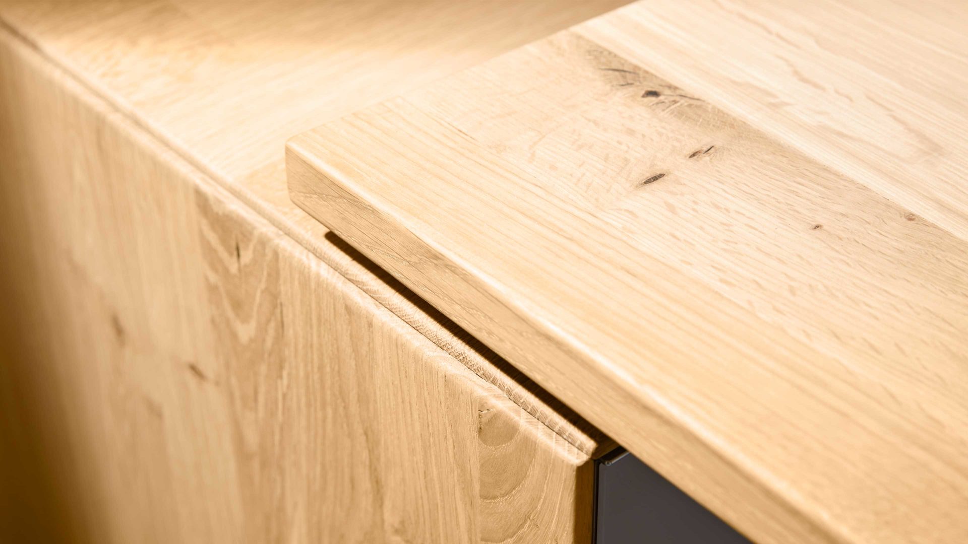 Schreibtisch Interliving aus Holz in Hellgrau Interliving Wohnzimmer Serie 2020 - Verwandlungs-Sideboard 151283 Asteiche bianco & Schlamm – zwei Türen, zwei Klappen