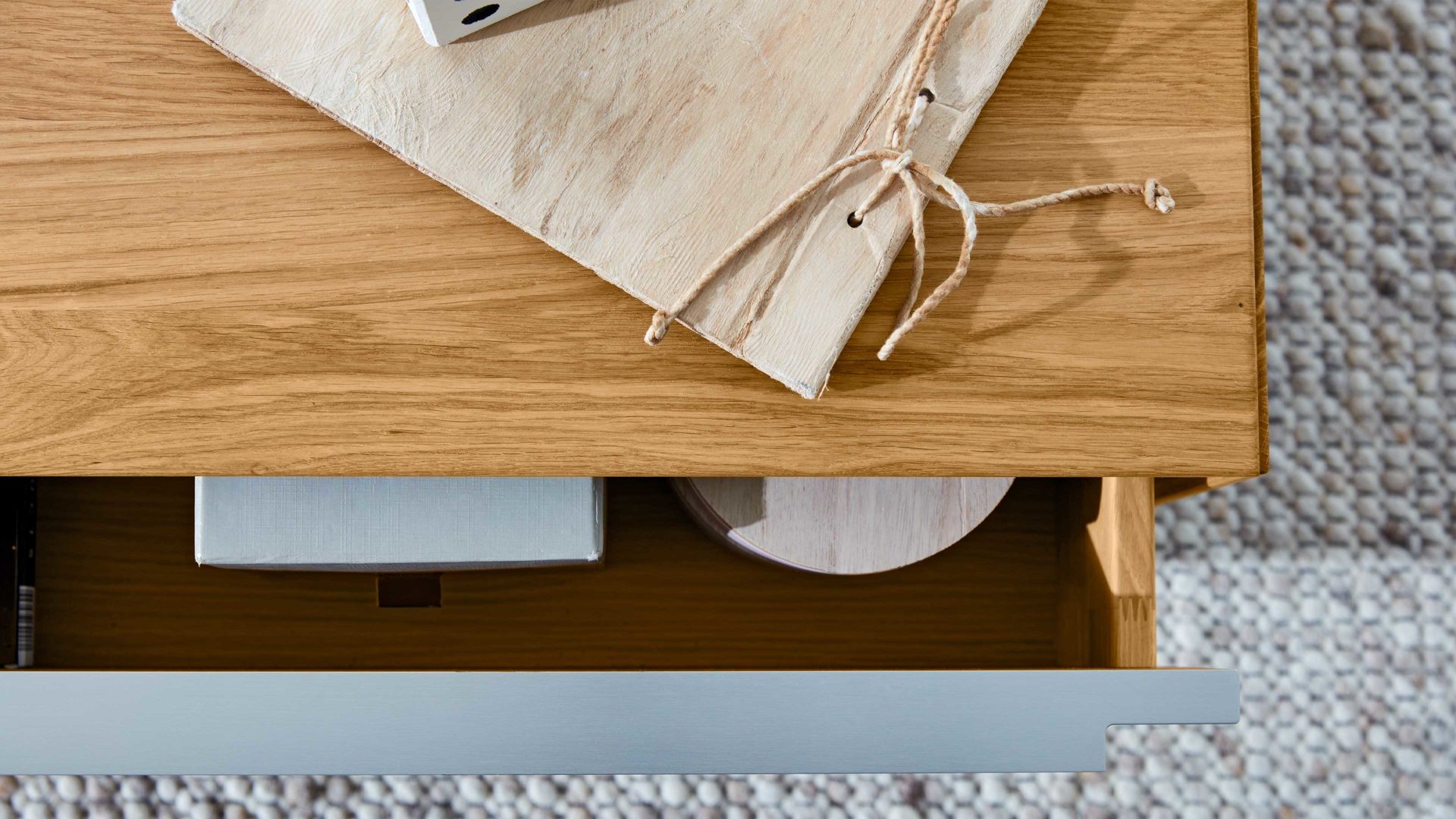 Schreibtisch Interliving aus Holz in Hellgrau Interliving Wohnzimmer Serie 2020 - Verwandlungs-Sideboard Asteiche bianco & Schlamm – zwei Türen, zwei Klappen