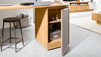 Schreibtisch Interliving aus Holz in Hellgrau Interliving Wohnzimmer Serie 2020 - Verwandlungs-Sideboard 151283 Asteiche bianco & Schlamm – zwei Türen, zwei Klappen