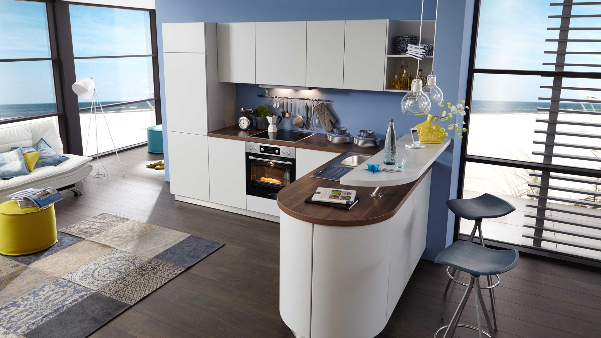 Einbauküche WERT KÜCHE® aus Holz in Hellgrau WERT KÜCHE® Bionda mit AEG-Elektrogeräten Kristallgrau Satin & Nussbaum - Stellfläche ca. 296 x 215 cm