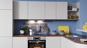 Einbauküche WERT KÜCHE® aus Holz in Hellgrau WERT KÜCHE® Bionda mit AEG-Elektrogeräten Kristallgrau Satin & Nussbaum - Stellfläche ca. 296 x 215 cm