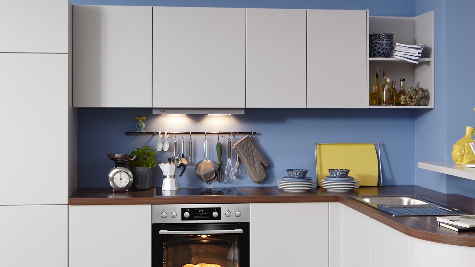 Einbauküche WERT KÜCHE® aus Holz in Hellgrau WERT KÜCHE® Bionda mit AEG-Elektrogeräten Kristallgrau Satin & Nussbaum - Stellfläche ca. 296 x 215 cm