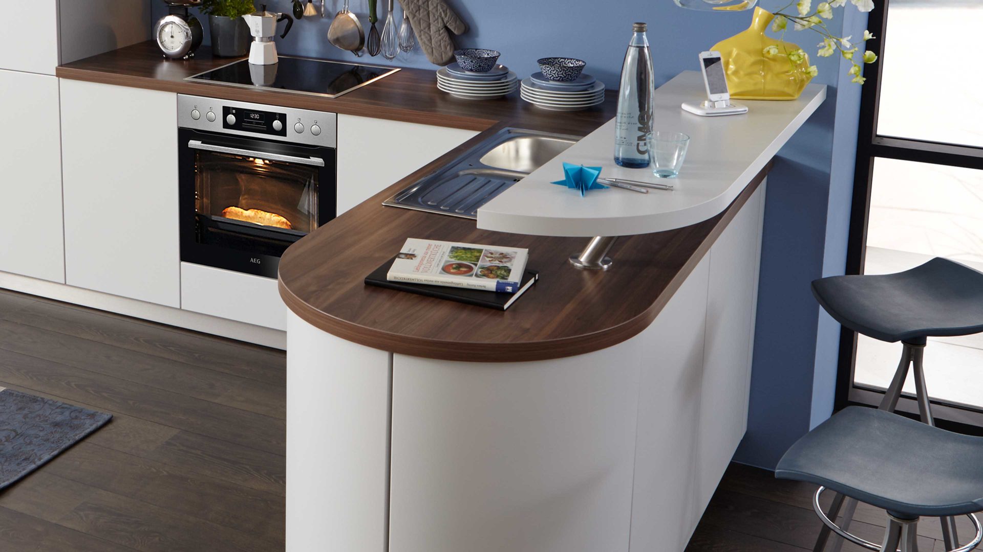 Einbauküche WERT KÜCHE® aus Holz in Hellgrau WERT KÜCHE® Bionda mit AEG-Elektrogeräten Kristallgrau Satin & Nussbaum - Stellfläche ca. 296 x 215 cm