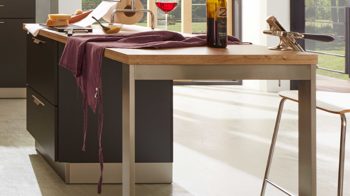 Einbauküche WERT KÜCHE® aus Holz in Schwarz WERT KÜCHE® Biella mit SIEMENS Einbaugeräten Lavaschwarz Satin & Alteiche Provence – zweizeilig