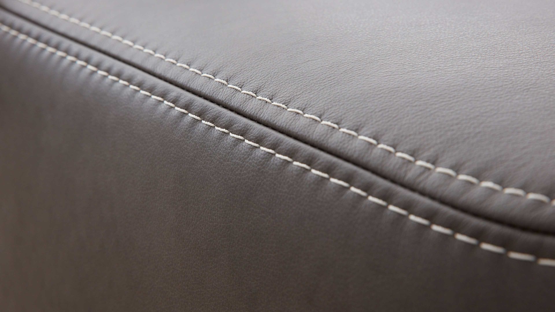 Zweisitzer Interliving aus Leder in Dunkelgrau Interliving Sofa Serie 4251 – Zweisitzer 12202 mit Sitztiefenverstellung Breite ca. 250 cm - dunkelgraues Leder Vintage grey & Metallfüße