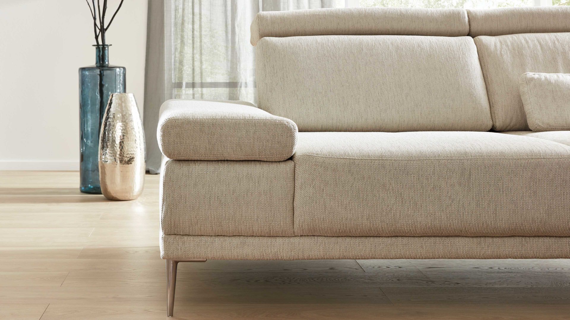 Ecksofa Interliving aus Stoff in Beige Interliving Sofa Serie 4251 – Ecksofa cremefarbener Bezug Q2 Hit 304 & Metallfüße 3.26 – Stellfläche ca. 300 x 225 cm