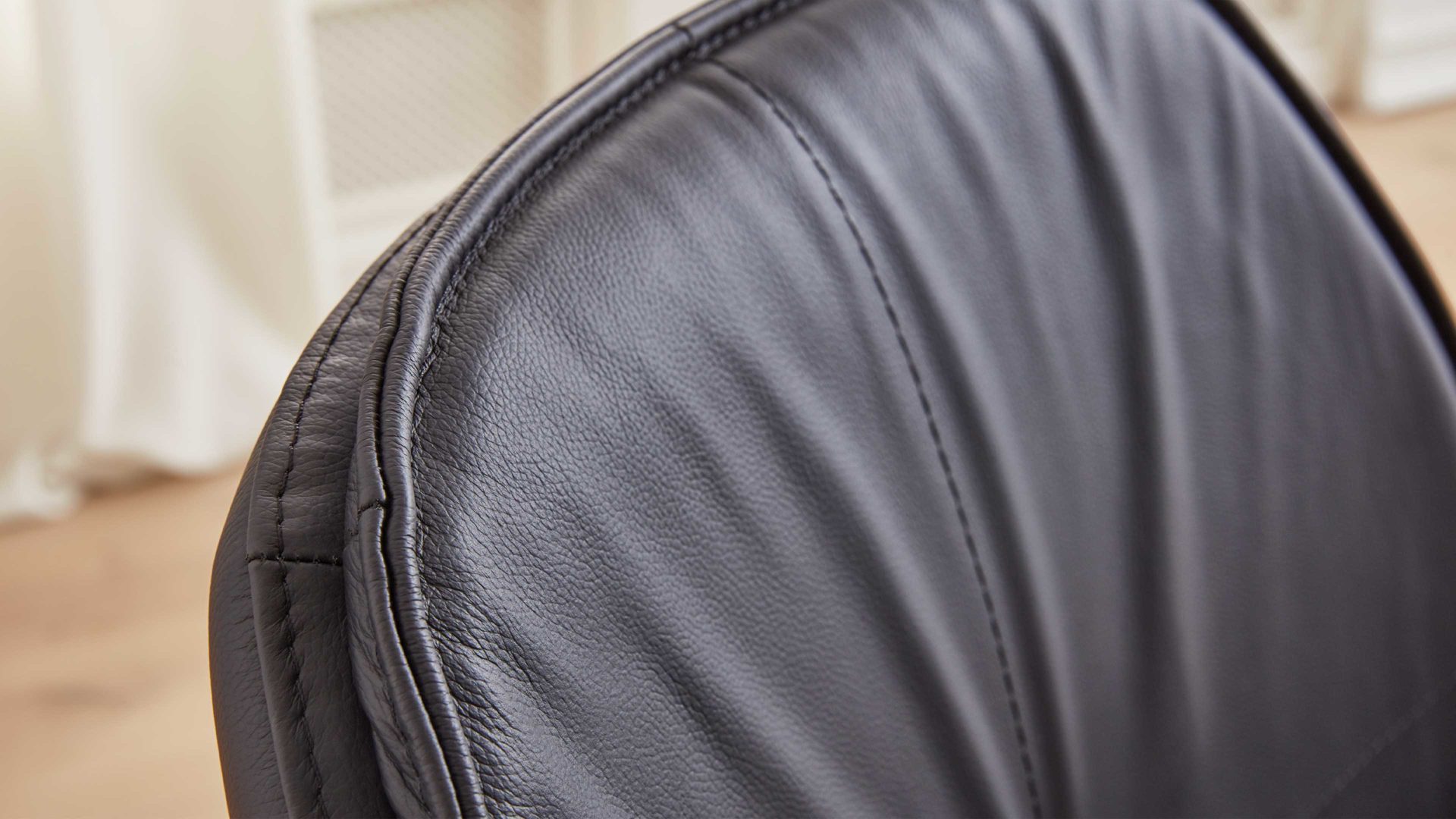 Vierfußstuhl Interliving aus Leder in Schwarz Interliving Esszimmer Serie 5104 – Armlehnstuhl schwarzes Leder Raven & Edelstahlgestell