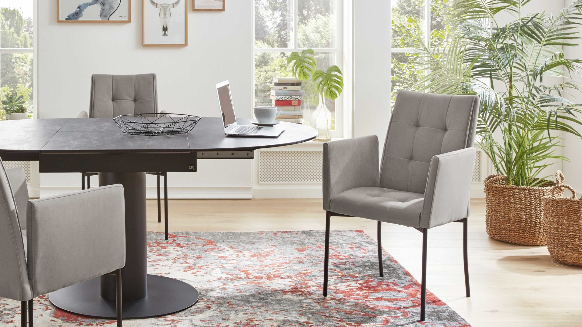 Vierfußstuhl Interliving aus Mikrofaser in Grau Interliving Esszimmer Serie 5104 – Armlehnstuhl graue Mikrofaser Dove & schwarzes Metallgestell