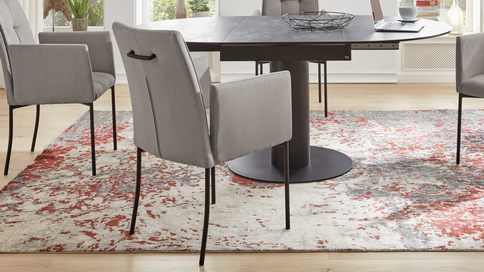 Vierfußstuhl Interliving aus Mikrofaser in Grau Interliving Esszimmer Serie 5104 – Armlehnstuhl graue Mikrofaser Dove & schwarzes Metallgestell