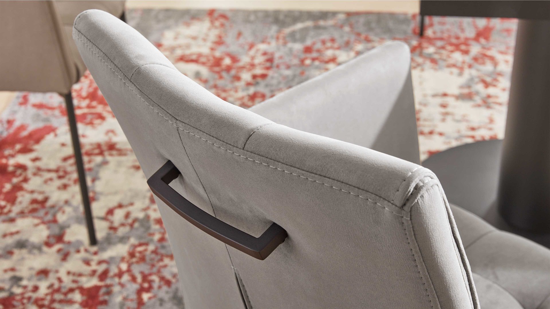 Vierfußstuhl Interliving aus Mikrofaser in Grau Interliving Esszimmer Serie 5104 – Armlehnstuhl graue Mikrofaser Dove & schwarzes Metallgestell