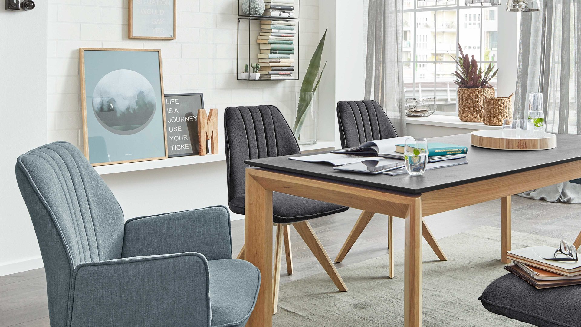 Polsterstuhl Interliving aus Stoff in Dunkelgrau Interliving Esszimmer Serie 5102 – Polsterstuhl U111 mit Drehfunktion graphitfarbener Bezug Tirol 480 & Wildeiche