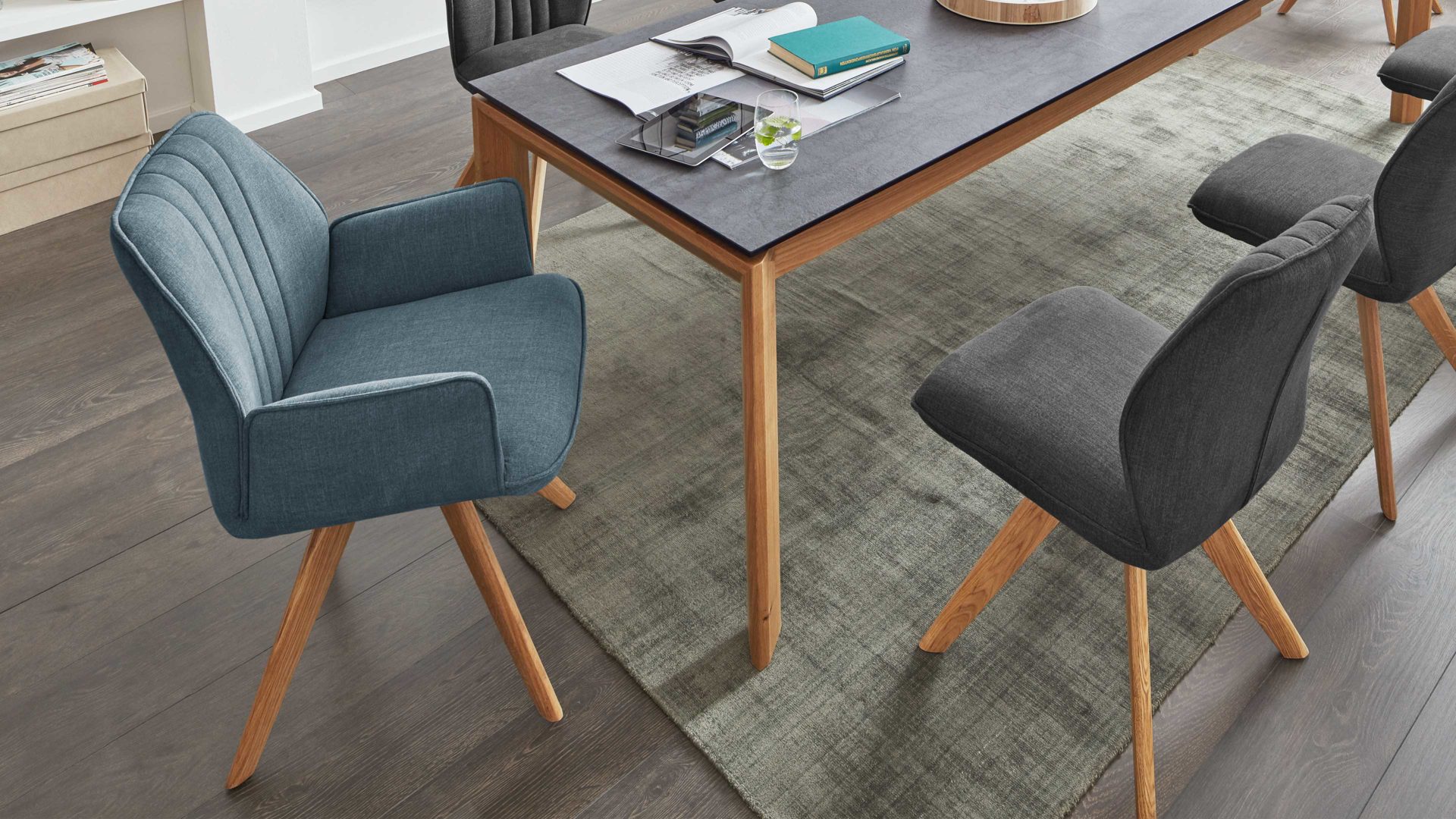 Polsterstuhl Interliving aus Stoff in Blau Interliving Esszimmer Serie 5102 – Armlehn-Polsterstuhl U112 mit Drehfunktion aquafarbener Bezug Tirol 484 & Wildeiche, Drehfunktion