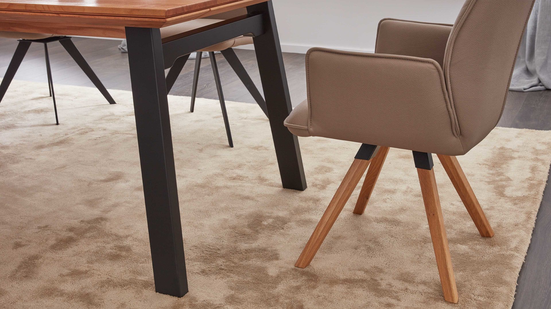 Polsterstuhl Interliving aus Stoff in Hellbraun Interliving Esszimmer Serie 5102 – Armlehn-Polsterstuhl U232 mit Drehfunktion sandfarbene Mikrofaser Atlantis 914 & Kernbuche