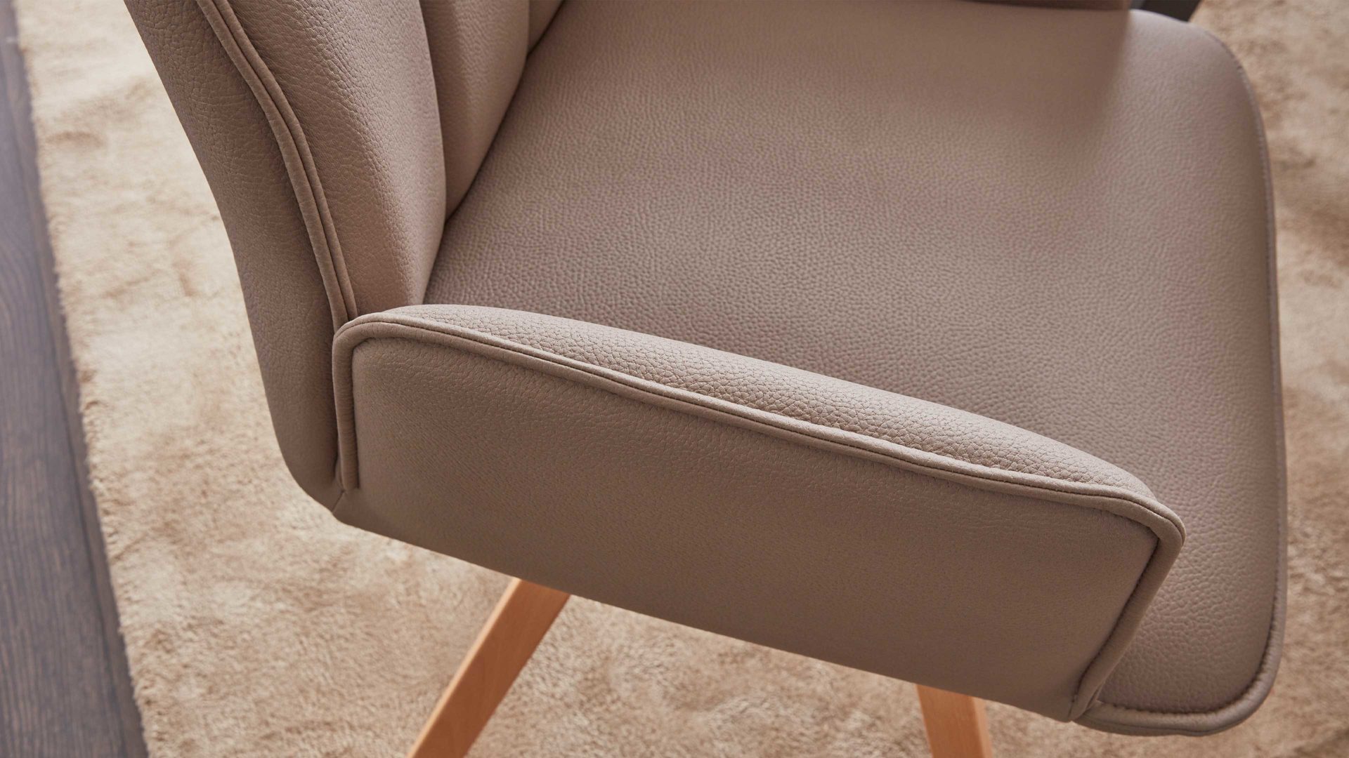 Polsterstuhl Interliving aus Stoff in Hellbraun Interliving Esszimmer Serie 5102 – Armlehn-Polsterstuhl U232 mit Drehfunktion sandfarbene Mikrofaser Atlantis 914 & Kernbuche