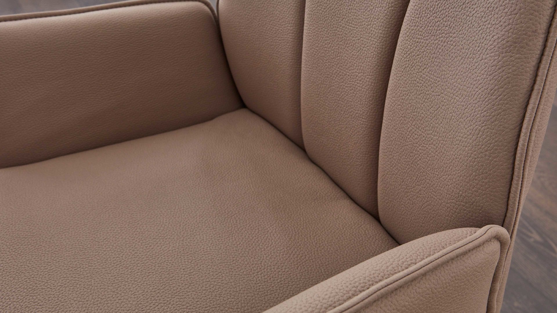 Polsterstuhl Interliving aus Stoff in Hellbraun Interliving Esszimmer Serie 5102 – Armlehn-Polsterstuhl U232 mit Drehfunktion sandfarbene Mikrofaser Atlantis 914 & Kernbuche