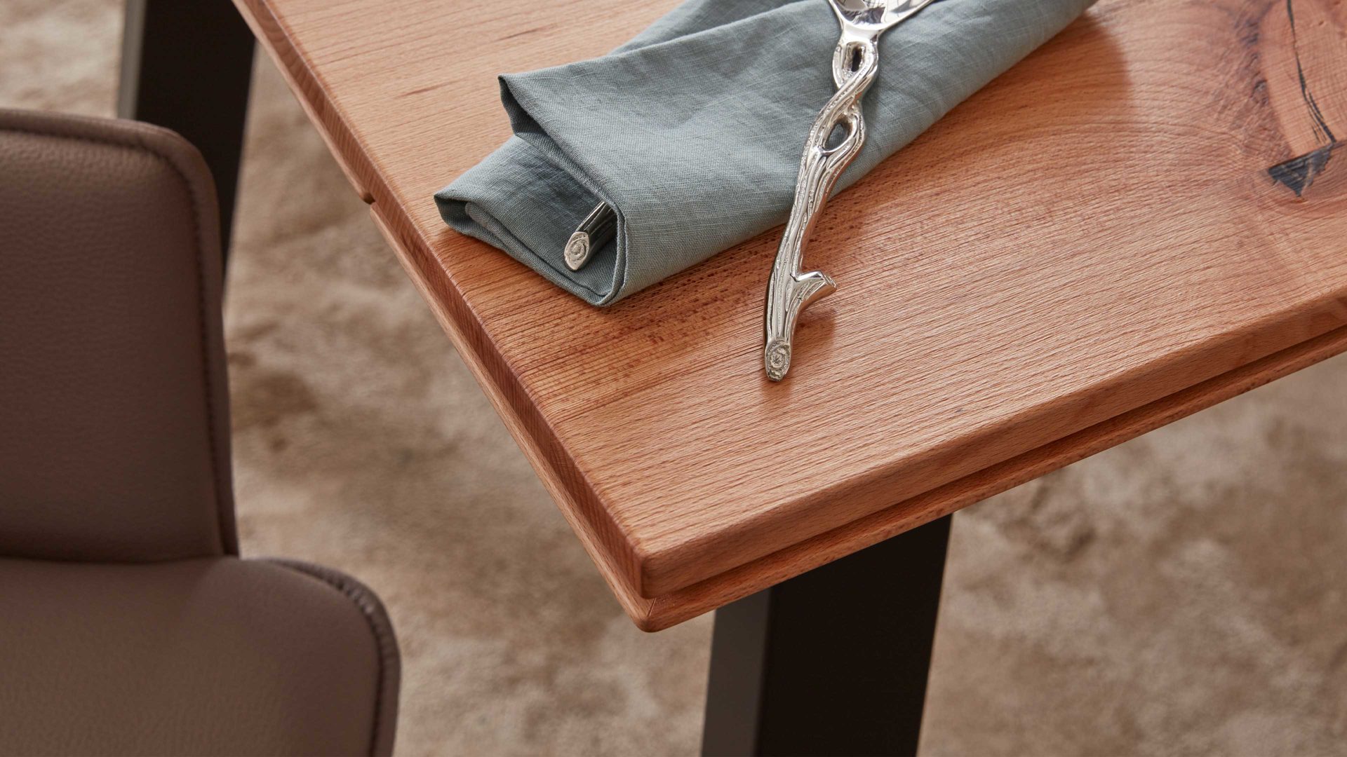 Auszugtisch Interliving aus Holz in Holzfarben Interliving Esszimmer Serie 5102 – Auszugtisch V513 Charakter-Kernbuche & schwarzes Eisen – ca. 200-250 x 100 cm