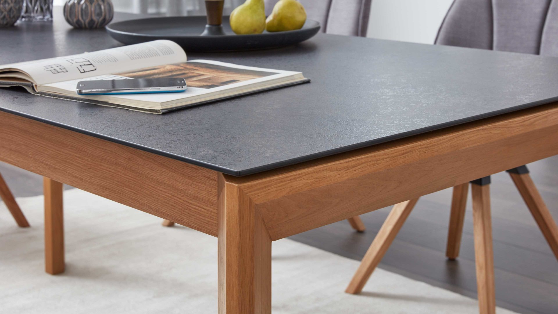Auszugtisch Interliving aus Holz in Grau Interliving Esszimmer Serie 5102 – Auszugtisch V133 granitfarbenes HPL & Wildeiche – ca. 200-300 x 90 cm