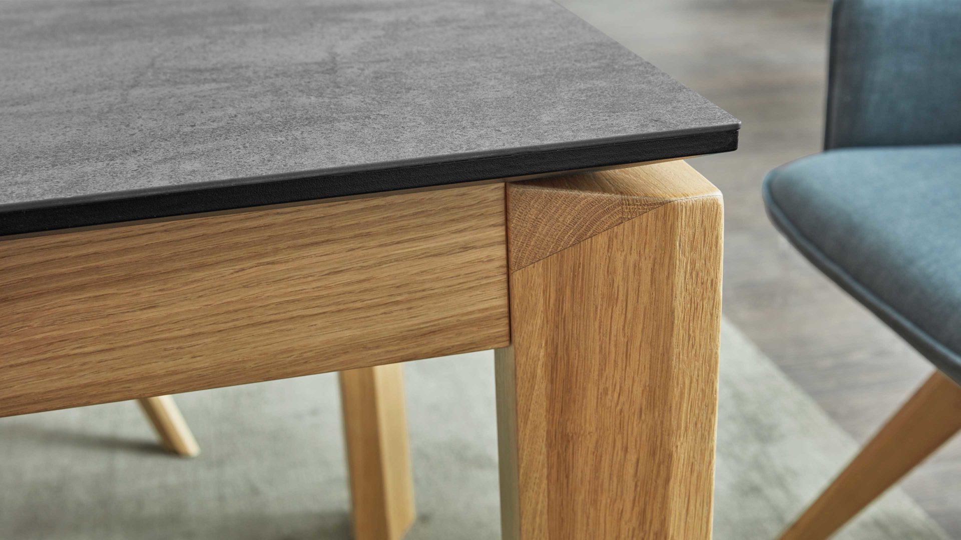 Auszugtisch Interliving aus Holz in Grau Interliving Esszimmer Serie 5102 – Auszugtisch V133 granitfarbenes HPL & Wildeiche – ca. 200-300 x 90 cm