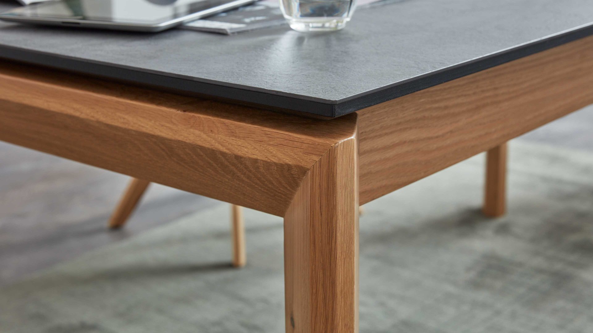 Auszugtisch Interliving aus Holz in Grau Interliving Esszimmer Serie 5102 – Auszugtisch V133 granitfarbenes HPL & Wildeiche – ca. 200-300 x 90 cm