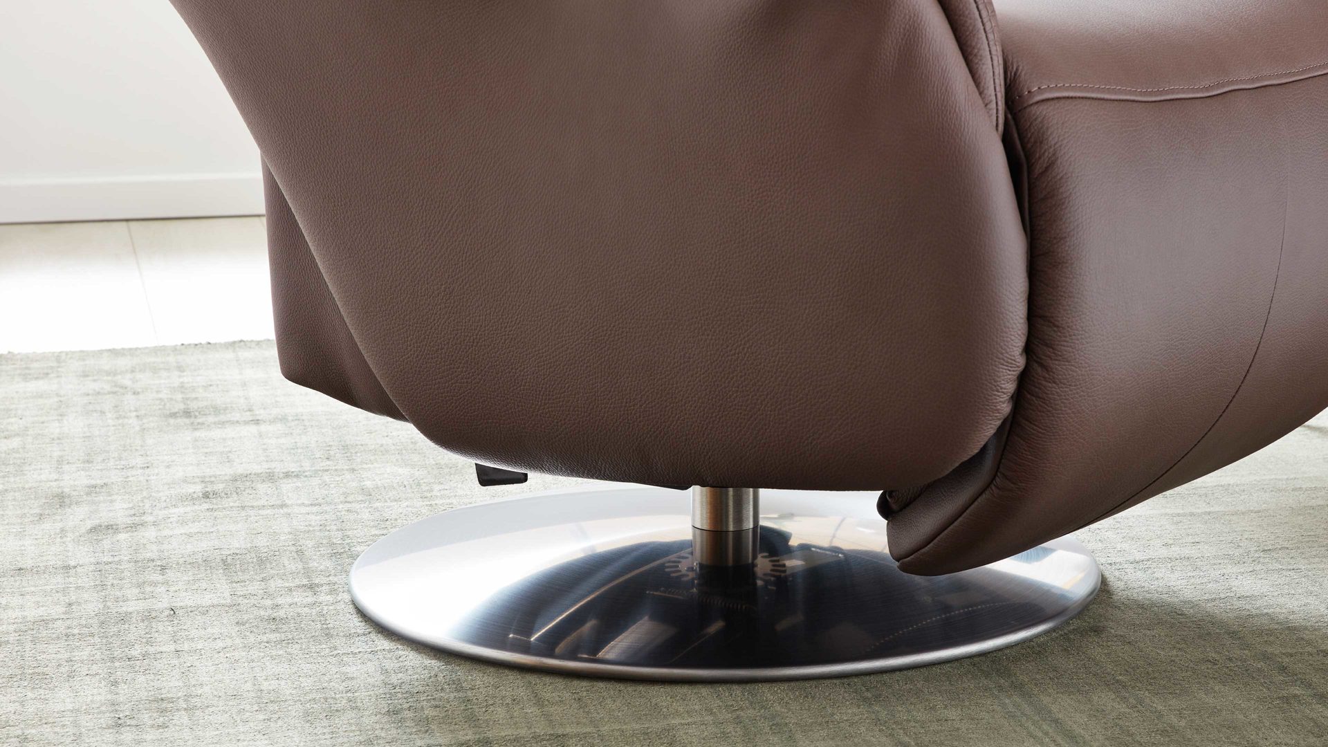 Relaxsessel Interliving aus Leder in Braun Interliving Sessel Serie 4550 - Sessel 37O44 manuelle Funktionen - kokosfarbenes LongLife-Leder & edelstahlfarbener Tellerfuß