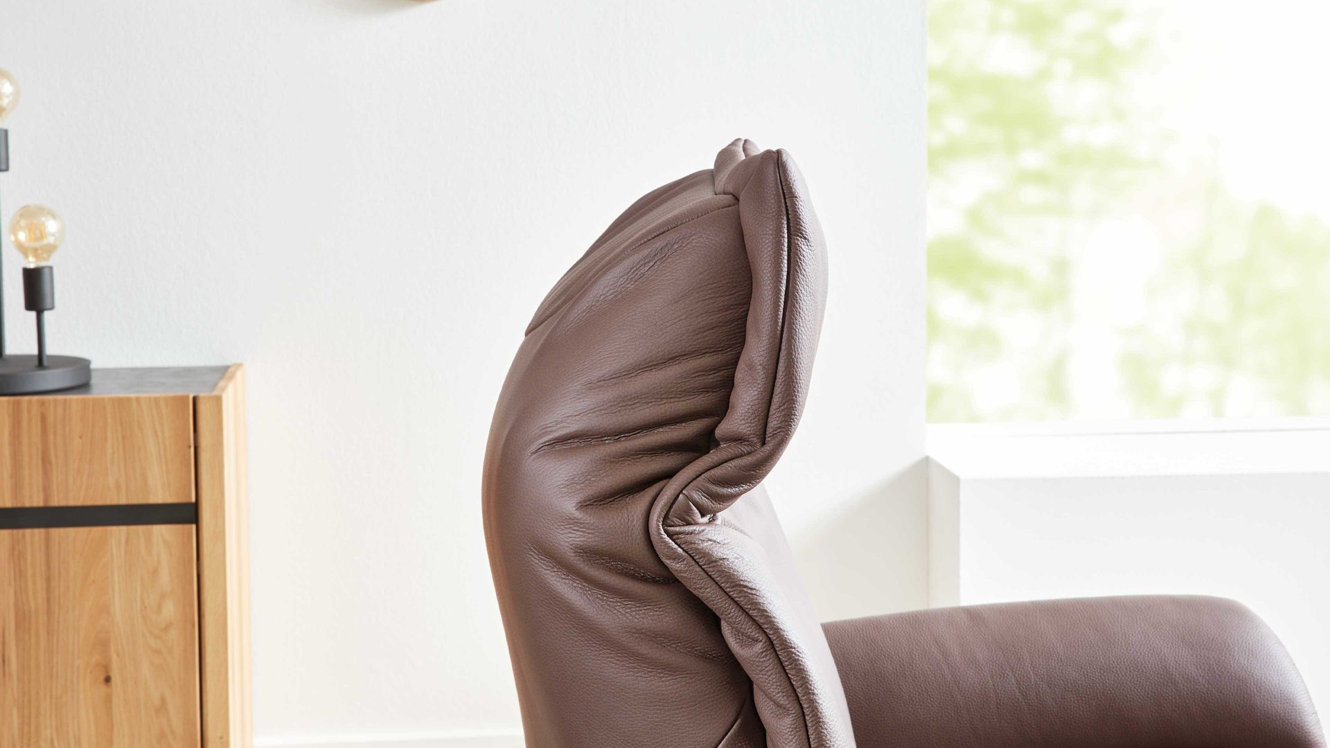 Relaxsessel Interliving aus Leder in Braun Interliving Sessel Serie 4550 - Sessel 77O44 zwei Motoren & Aufstehhilfe - kokosfarbenes LongLife-Leder & edelstahlfarbener Tellerfuß