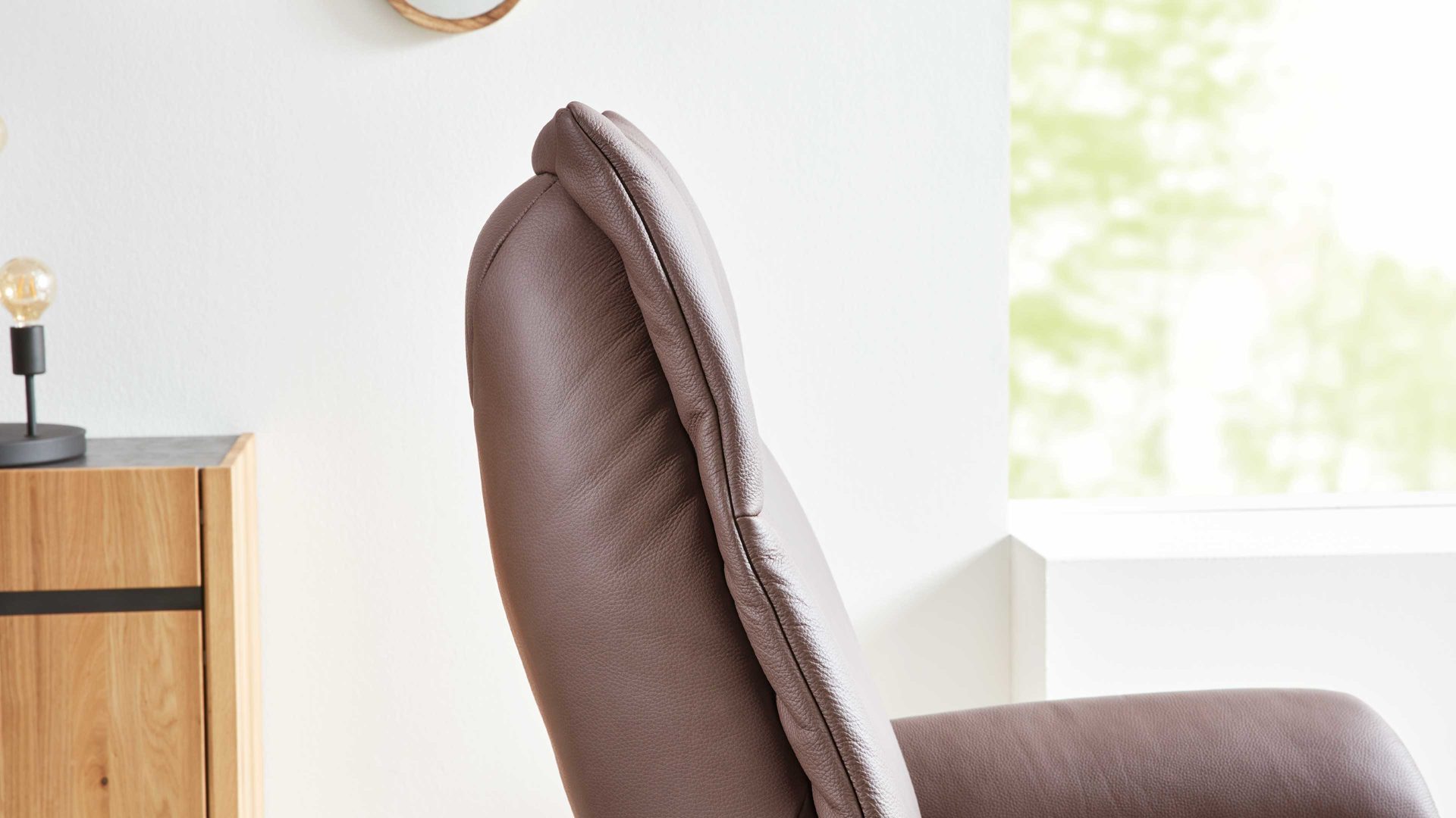 Relaxsessel Interliving aus Leder in Braun Interliving Sessel Serie 4550 - Sessel 77O44 zwei Motoren & Aufstehhilfe - kokosfarbenes LongLife-Leder & edelstahlfarbener Tellerfuß