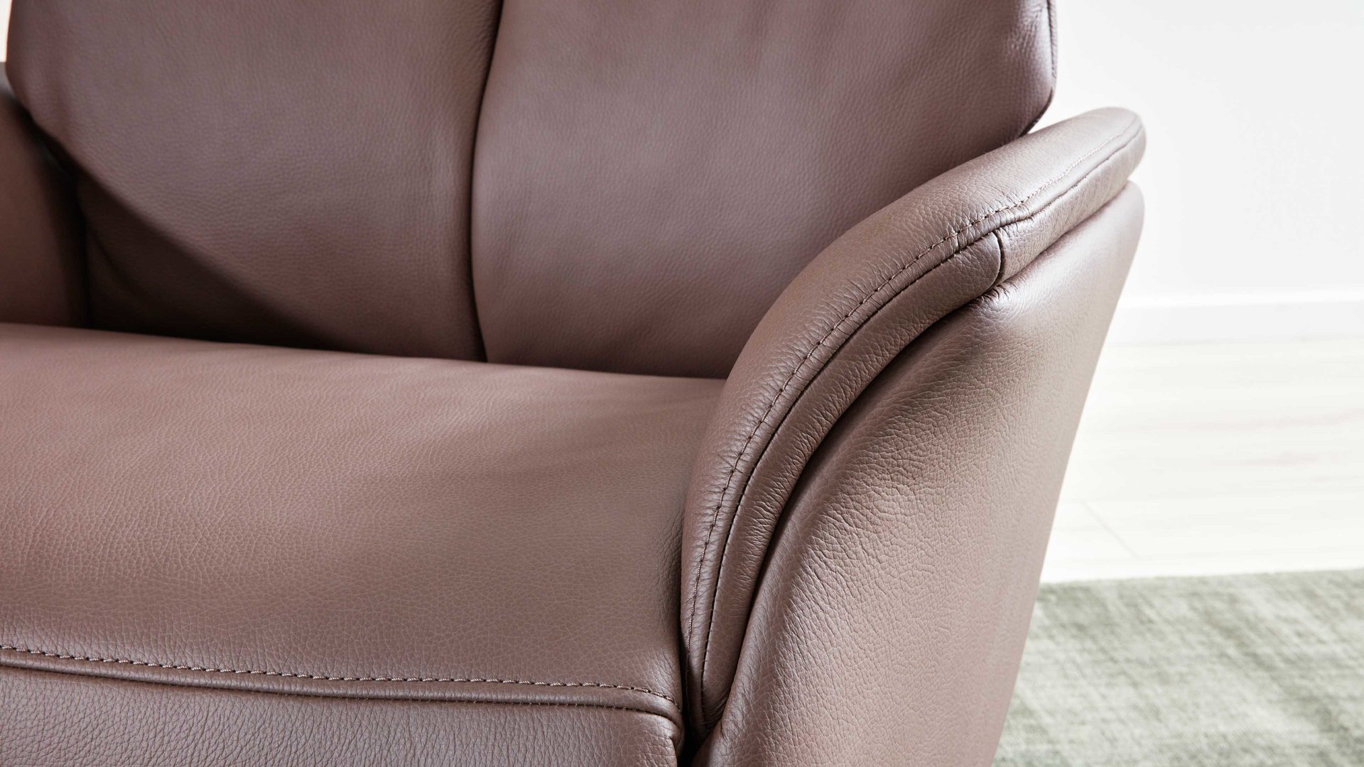 Relaxsessel Interliving aus Leder in Braun Interliving Sessel Serie 4550 - Sessel 77O44 zwei Motoren & Aufstehhilfe - kokosfarbenes LongLife-Leder & edelstahlfarbener Tellerfuß