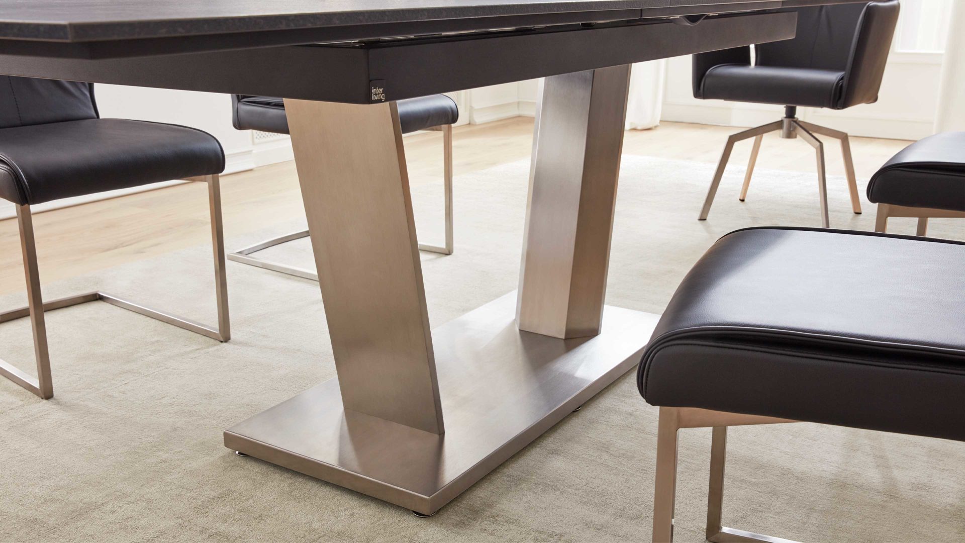 Auszugtisch Interliving aus Holz in Grau Interliving Esszimmer Serie 5104 – Auszugtisch terrafarbene Tischplatte & Edelstahlgestell – ca. 180-240 x 100 cm