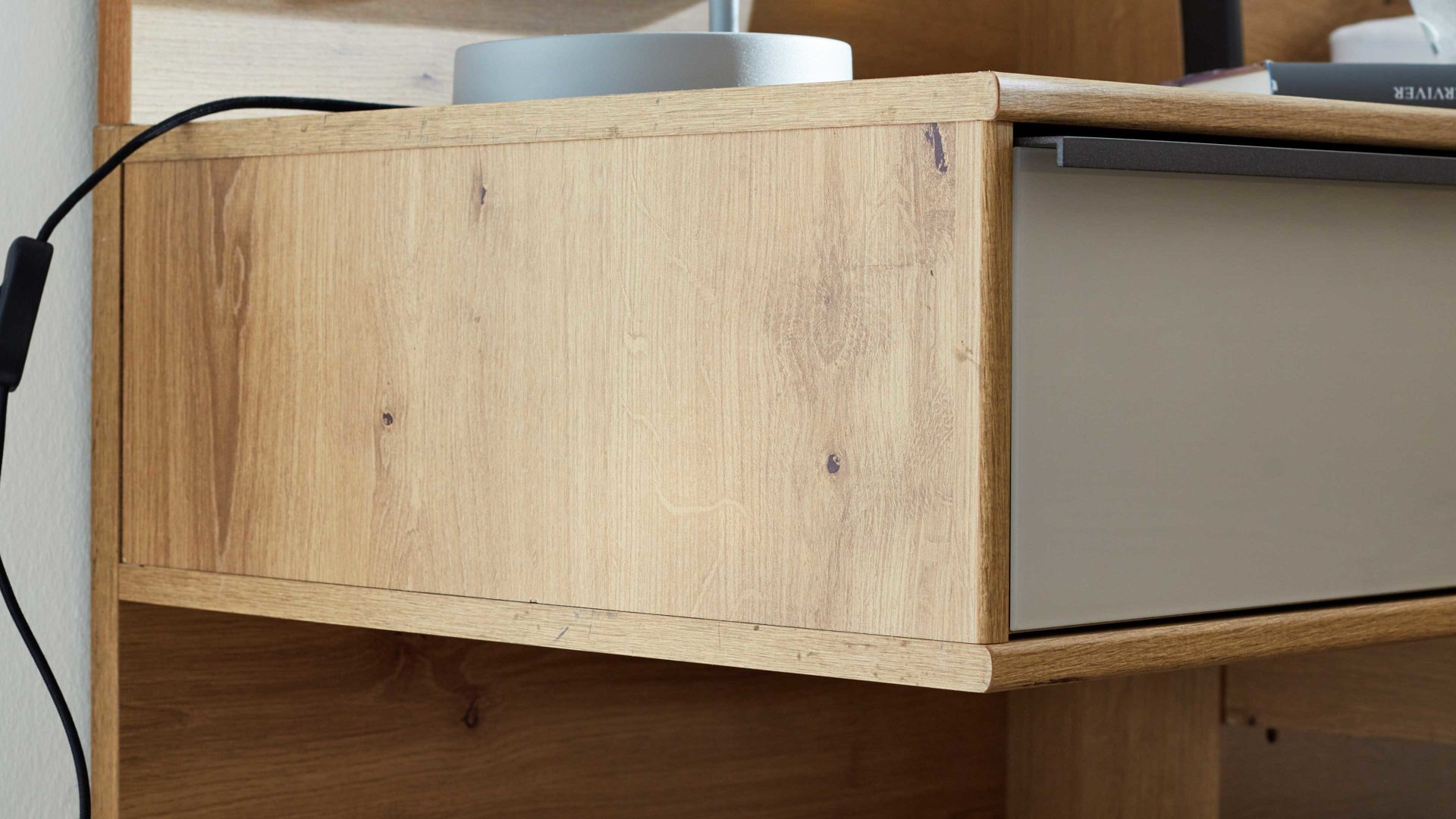 Nachtkommoden-Set Interliving aus Holz in Hellgrau Interliving Kleiderschrank Serie 1205 – Nachtkonsolen-Set Champagner & Eiche Bianco – zweiteilig