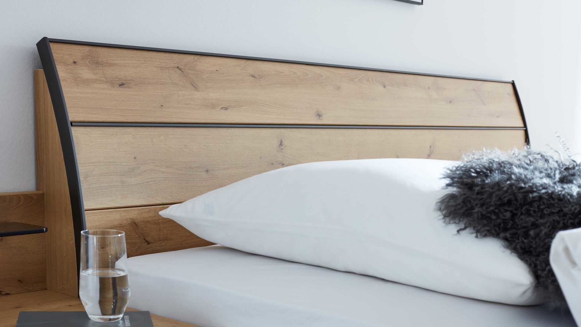 Bettgestell Interliving aus Holz in Holzfarben Interliving Kleiderschrank Serie 1205 – Bettgestell 385 Eiche Bianco & Schiefer – Liegefläche ca. 180 x 200 cm