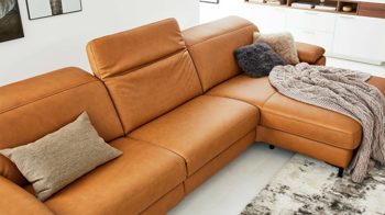 Ecksofa Interliving aus Leder in Orange Interliving Sofa Serie 4054 – Ecksofa kurkumafarbenes LongLife-Leder Vivre & schwarze Metallfüße – Stellfläche ca. 347 x 176 cm