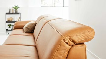 Ecksofa Interliving aus Leder in Orange Interliving Sofa Serie 4054 – Ecksofa kurkumafarbenes LongLife-Leder Vivre & schwarze Metallfüße – Stellfläche ca. 347 x 176 cm