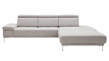 Ecksofa Interliving aus Stoff in Hellgrau Interliving Sofa Serie 4251 – Ecksofa stahlfarbenes Flachgewebe Sneak 149 & silberfarbene Metallfüße – Stellfläche ca. 300 x 225 cm