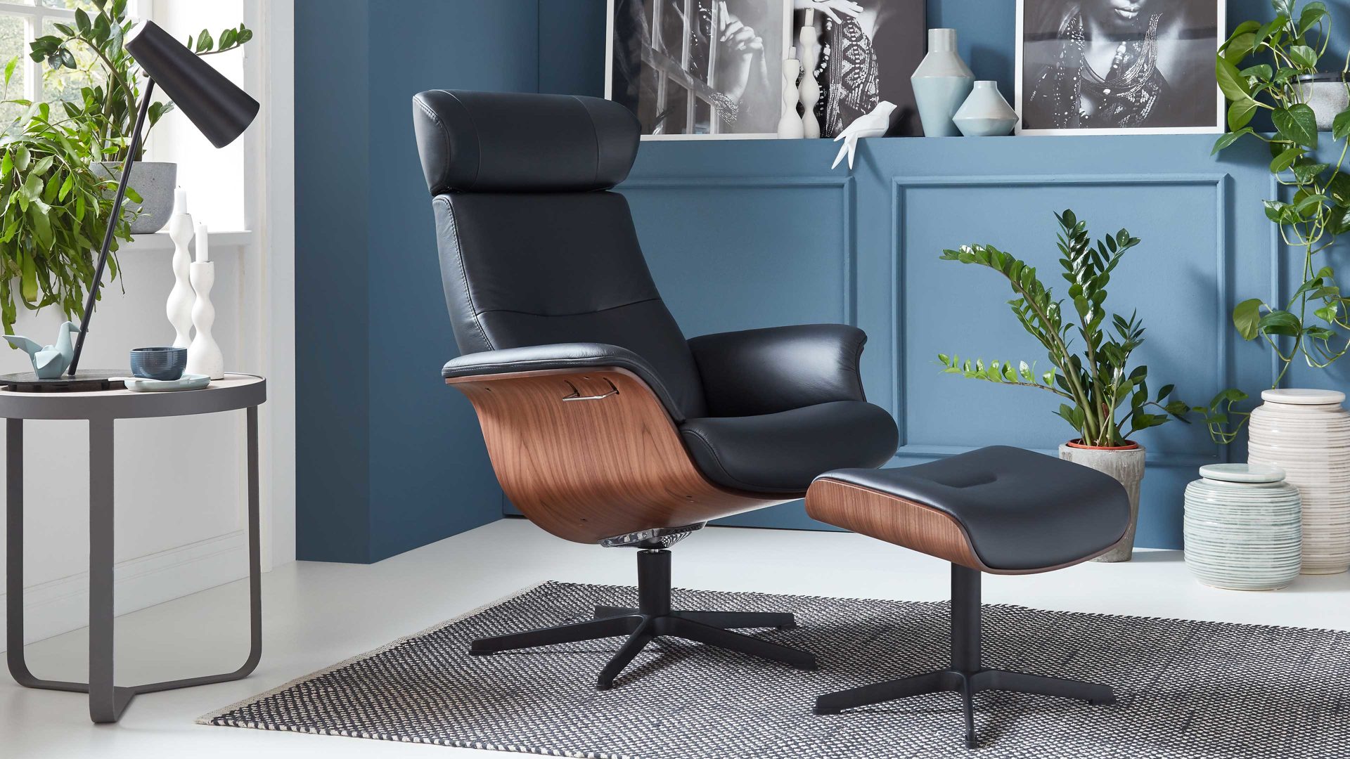 Relaxsessel Conform® aus Leder in Holzfarben CONFORM® Relaxsessel Timeout mit Lederbezug Walnuss-Sitzschale, schwarzes Leder Memo & schwarzes Aluminiumgestell