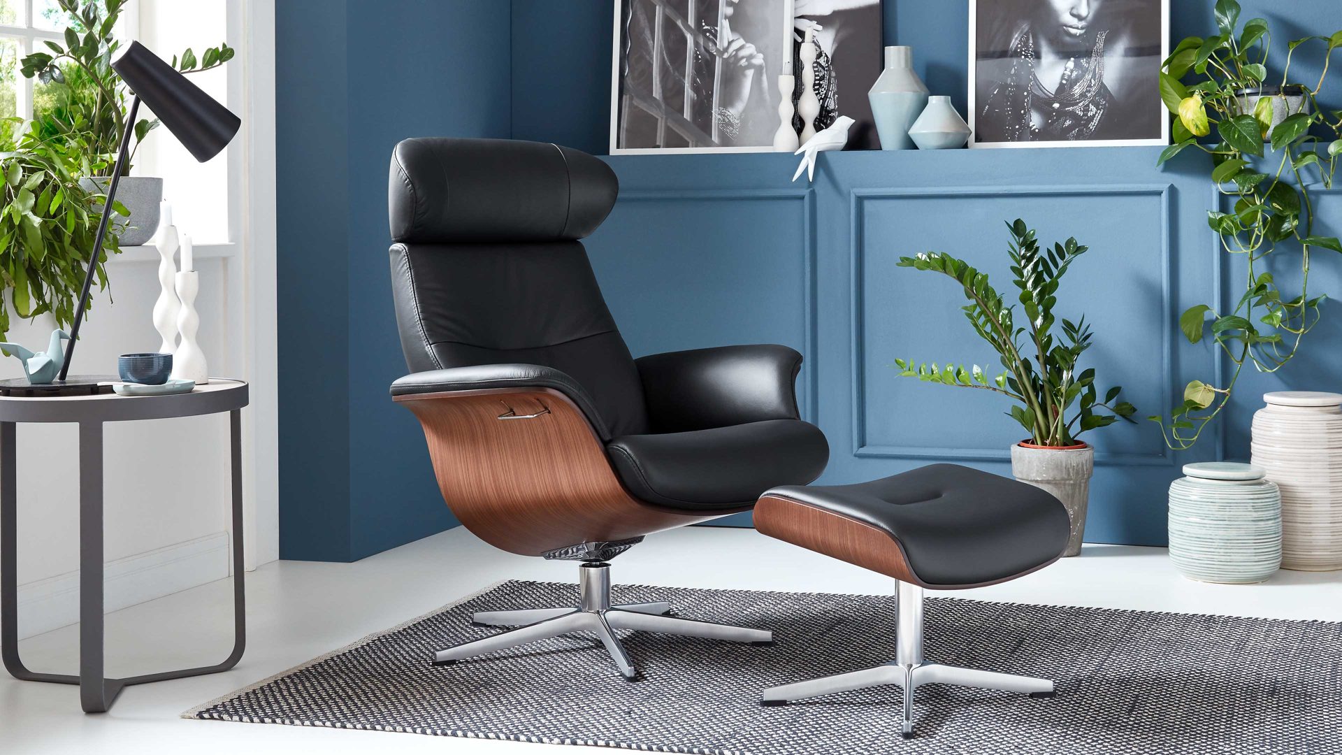 Relaxsessel Conform® aus Leder in Metallfarben CONFORM® Relaxsessel Timeout mit Lederbezug poliertes Aluminiumgestell, schwarzes Leder Memo & Walnuss-Sitzschale