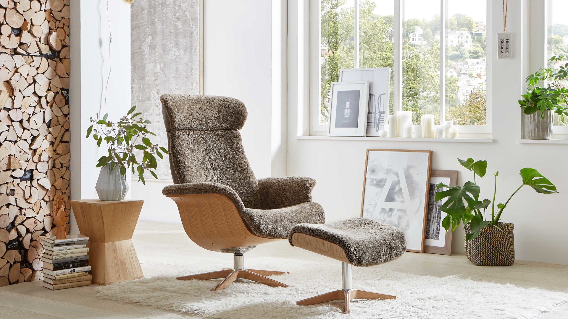 Relaxsessel Conform® aus Fell in Hellbraun CONFORM® Relaxsessel Timeout mit Schaffell saharafarbenes Schaffell & Eichefurnier