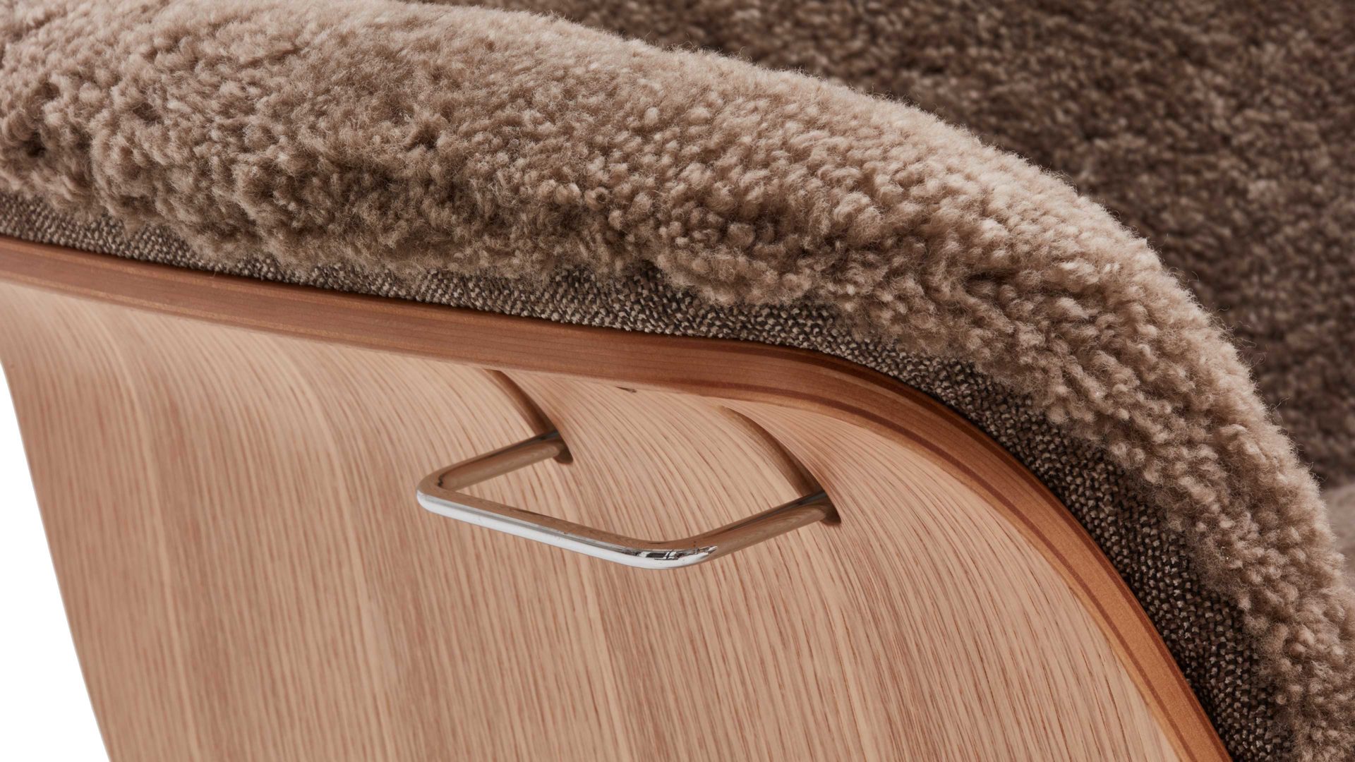 Relaxsessel Conform® aus Fell in Hellbraun CONFORM® Relaxsessel Timeout mit Schaffell saharafarbenes Schaffell & Eichefurnier