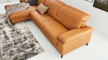 Ecksofa Interliving aus Leder in Orange Interliving Sofa Serie 4054 – Ecksofa kurkumafarbenes LongLife-Leder Vivre & schwarze Metallfüße – Stellfläche ca. 176 x 347 cm
