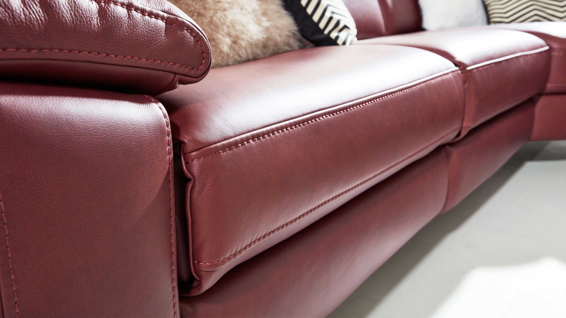 Ecksofa Interliving aus Leder in Dunkelrot Interliving Sofa Serie 4054 – Ecksofa barolofarbenes Leder Credo & schwarze Metallfüße – Stellfläche ca. 287 x 254 cm