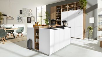 Einbauküche Interliving aus Holz in Weiß Interliving Küche Serie 3039 mit AEG Einbaugeräten Arcticweiß & Vulkaneiche – zweizeilig