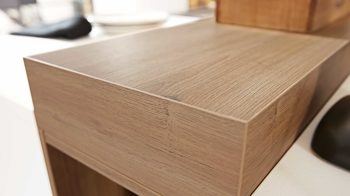 Einbauküche Interliving aus Holz in Weiß Interliving Küche Serie 3039 mit AEG Einbaugeräten Arcticweiß & Vulkaneiche – zweizeilig