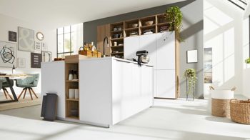 Einbauküche Interliving aus Holz in Weiß Interliving Küche Serie 3039 mit AEG Einbaugeräten Arcticweiß & Vulkaneiche – zweizeilig