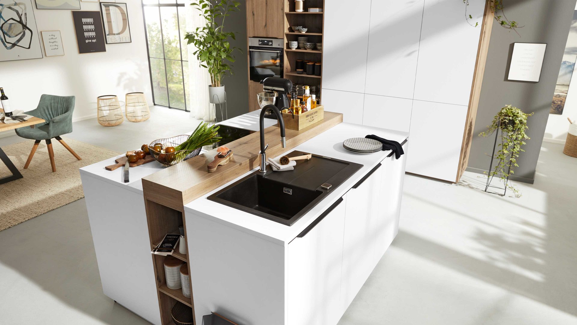 Einbauküche Interliving aus Holz in Weiß Interliving Küche Serie 3039 mit AEG Einbaugeräten Arcticweiß & Vulkaneiche – zweizeilig